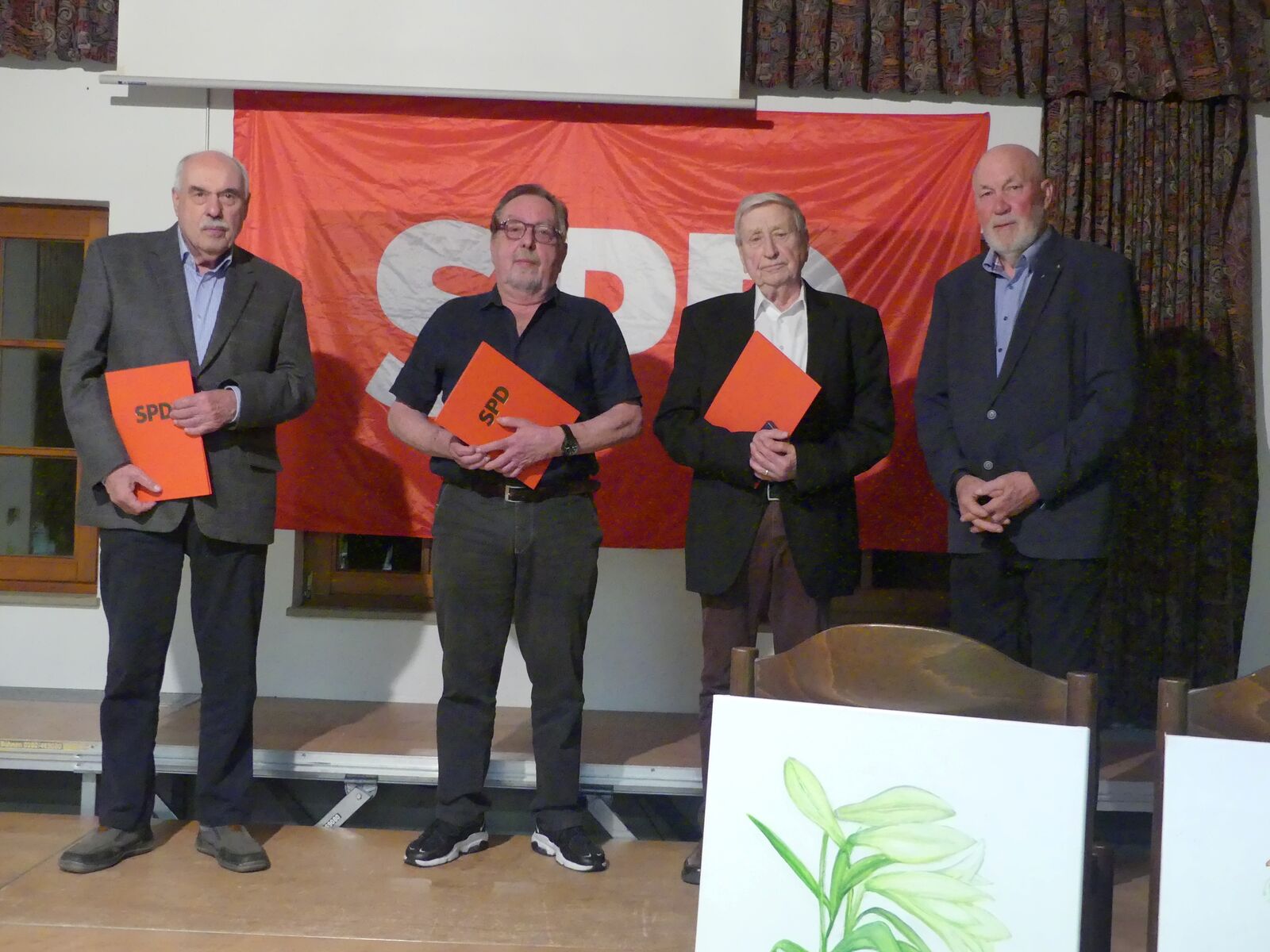 Ehrung von Karl Wilms, Dieter Hassler, Günther Bienwald durch den Vorsitzenden der SPD-Kraichtal, Gerhard Scheck (v.l.n.r.)